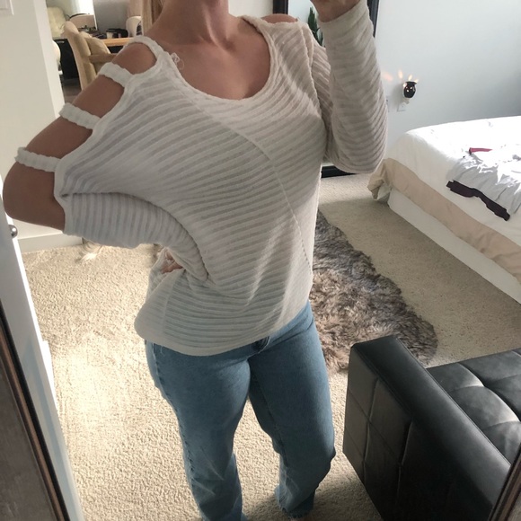 Cut out shoulder sweater - Picture 2 of 3